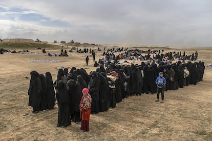 Civis evacuados de Baghuz esperam em uma área de registro controlada por milícias curdas na província síria de Deir Ezzor, em 5 de março. Três dias depois, na sexta-feira, dia 8, as forças curdas lançaram o último assalto contra a última bolsa do Estado Islâmico resistente em Baghuz.