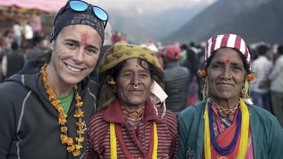 Edurne Pasaban, con dos mujeres nepalíes durante su viaje.