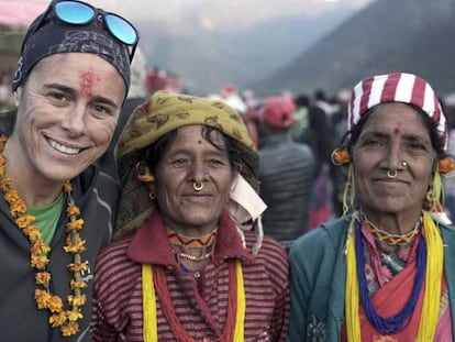 Edurne Pasaban, con dos mujeres nepalíes durante su viaje.