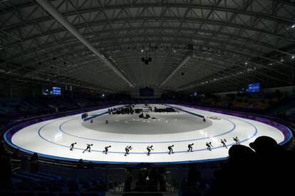 Fotografia de exposição múltipla que mostra a esportista japonesa Miho Takagi durante seu treinamento para a prova de patinação de velocidade de 1.500 metros no Gangneung Oval.