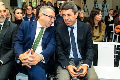 El presidente de la Generalitat, Carlos Mazón, y el actual presidente de la Diputación de Alicante, Toni Pérez, en la pasada edición de Fitur en Madrid, el 17 de enero.