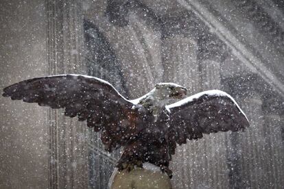 Un águila, detalle arquitectónico del edificio del Terminal Grand Central, bajo la intensa nevada.