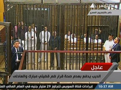 En la jaula de la izquierda, Hosni Mubarak, en camilla; sus hijos Gamal y Alaa, de blanco, y delante de ellos, el exministro del Interior El Adly, en una imagen de la televisión egipcia.