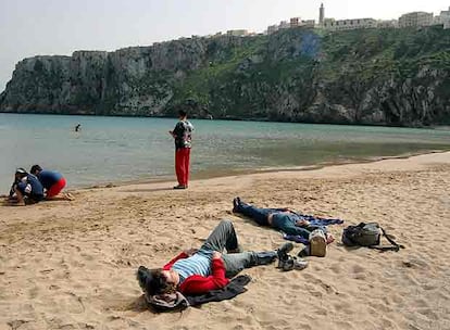 La playa Quemado de Alhucemas (Al Hoceima) conserva su nombre del tiempo colonial. Al fondo, el farallón con forma de herradura que acoge el casco antiguo.