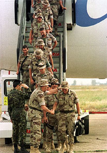 Los militares, a su llegada a la base de Botoa, en Badajoz.