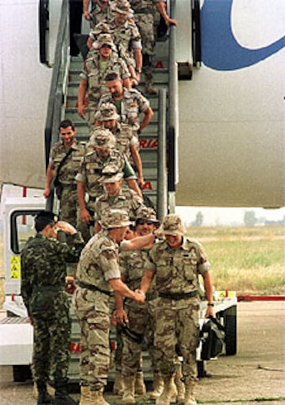 Los militares, a su llegada a la base de Botoa, en Badajoz.