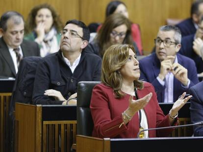 Susana D&iacute;az junto a Manuel Jim&eacute;nez Barrios, este mi&eacute;rcoles en el Parlamento.