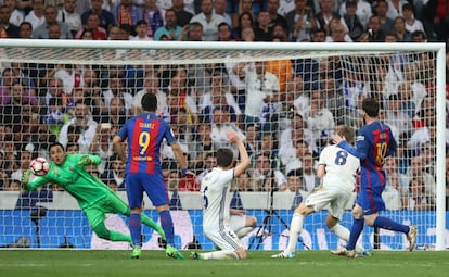 Messi marca el tercer gol del Barcelona en el partido de liga entre el Real Madrid y el Barcelona.