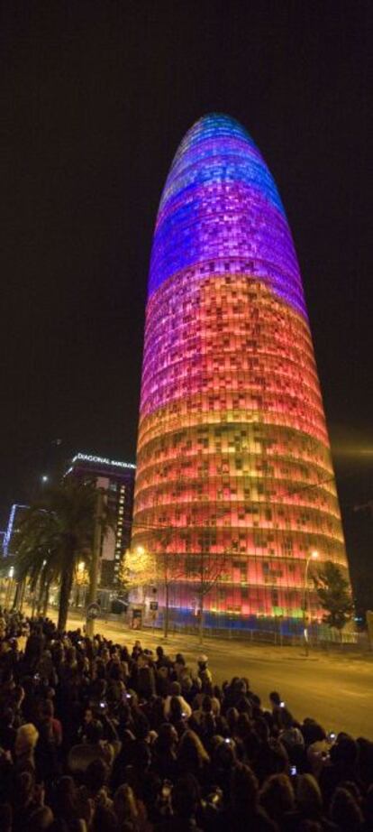 La torre Agbar acolorida a les nits: un icona de Barcelona.