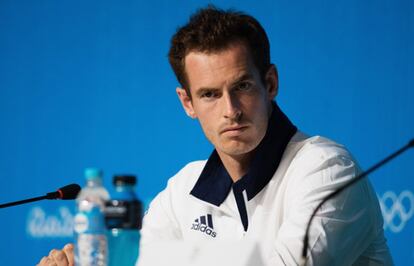 O tenista britânico Andy Murray não teve dúvidas em lembrar a um jornalista da BBC as vitórias de suas companheiras, as irmãs Williams. O número dois do mundo no ranking da ATP conseguiu seu segundo ouro olímpico no torneio individual da Rio 2016. O jornalista correu para felicitá-lo, mas se esqueceu de que, antes de Murray, duas mulheres tinham conseguido um feito similar − e até superado a façanha do britânico. Ao ouvir isso, o tenista ficou indignado com o repórter e mencionou as quatro medalhas de Venus e Serena Williams. Venus, aliás, ganhou sua quinta medalha − desta vez, de prata − alguns dias atrás. A reação do tenista não é de surpreender. Há um ano, Murray defendeu a igualdade de direitos em seu blog no portal do jornal esportivo L’Équipe: “Se ser feminista significa lutar para que uma mulher seja tratada como um homem, então sim, creio que sou”.