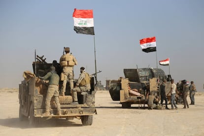 Unidades del Ej&eacute;rcito iraqu&iacute; avanzan por una zona al sur de Mosul.