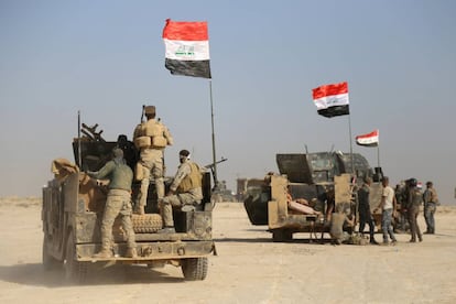 Unidades del Ejército iraquí avanzan por una zona al sur de Mosul.