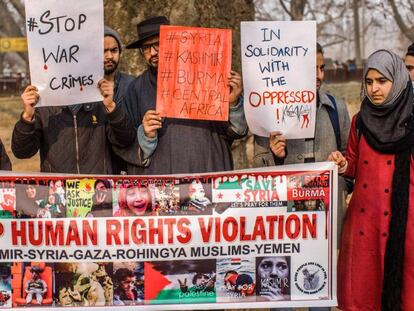 Manifestantes contra los cr&iacute;menes de guerra en India, este domingo.