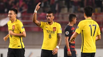 Paulinho, durante uma partida com o Guangzhou.