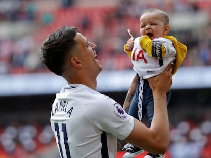 Erik Lamela, jugador del Tottenham, con su hijo.