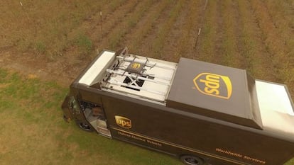 La base del dron se sitúa en el techo del camión.