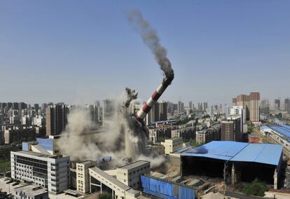 Demolición de la chimenea más alta de la provincia de Liaoning (China), con más de 150 metros de altura.