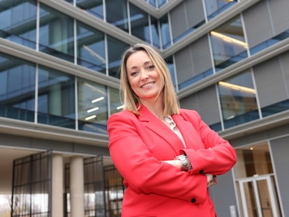 Laura Colón es la nueva directora de oncología de AstraZeneca España.  Se incorporó a la compañía en 2019 para liderar la franquicia de cáncer de pulmón. En 2021, se trasladó a Singapur, donde asumió el rol de directora internacional de las franquicias de cáncer de pulmón, gastrointestinal, genitourinario y ginecológico. Cuenta con más de 20 años de experiencia en la industria farmacéuticas en compañías como Roche, Biogen y Abbvie. Es licenciada en Psicología.