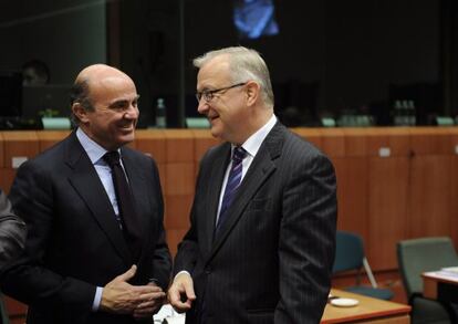 El ministro de Economía, Luis de Guindos, con el comisario europeo de Asuntos Económicos, Olli Rehn, en Bruselas.