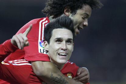 Callejón, felicitado por Marcelo, celebra su gol al Sevilla en la última jornada de Liga.
