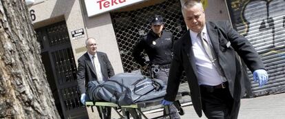 Funerarios trasladan el cuerpo de H. D. A., degollada el 20 de abril.