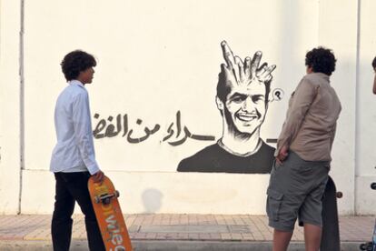 <b>El muro que da al mar en Alejandría tradicionalmente alberga pintadas que evocan el Corán. En los últimos tiempos ha sido tomado por <i>skaters</i> y grafiteros como Aya. En la imagen, su irreverente retrato de Khaled Abu Naga, el protagonista de <i>Microphone.</i></b>