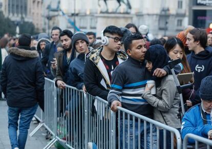 Colas nocturnas y venta del primer iPhone X en la tienda madrileña de la Puerta del Sol.