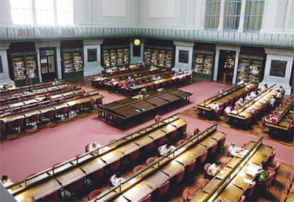 Tras la reciente remodelación, la luz natural se cuela abundante por la claraboya y ventanas del salón general de lectura. El ambiente compagina una biblioteca clásica con la moderna tecnología del siglo XXI.