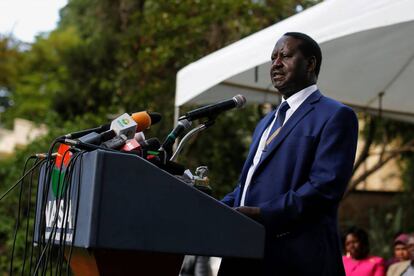 El l&iacute;der de la principal coalici&oacute;n opositora, Raila Odinga, ofrece una rueda de prensa tras una reuni&oacute;n con los miembros de coalici&oacute;n, en Nairobi (Kenia), este martes. 