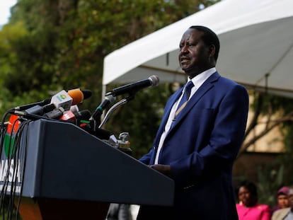 El l&iacute;der de la principal coalici&oacute;n opositora, Raila Odinga, ofrece una rueda de prensa tras una reuni&oacute;n con los miembros de coalici&oacute;n, en Nairobi (Kenia), este martes. 