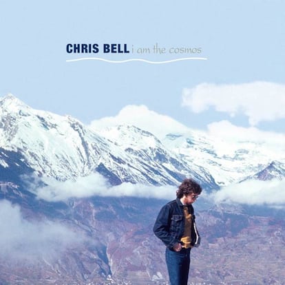 <strong>Por que é tão bom.</strong> Chris Bell já havia demonstrado talento de sobra em Big Star, a mítica banda que fundou com Alex Chilton em 1971 e que passou à história por seu refinado pop, plasmado em clássicos como ‘Thirteen’. Só estiveram ativos três anos em sua primeira época (retornariam de 1993 a 2010), e depois da separação Chris Bell gravou material solo em que levava mais à frente tudo que aprendera para assentar-se no folk-rock com canções maiúsculas como 'I am the cosmos', que teve versões de artistas como Beck, Wilco, The Posies, Gigolo Aunts e The Jayhawks. Todos eles fazendo reverência a canções que marcaram um grande número de seguidores.</p> <strong>Por que só gravou um disco.</strong> A história de 'I am the cosmos' também é interessante, pois embora Bell a tenha gravado nos setenta, só foi divulgada em 1992, catorze anos depois de morrer em um acidente de trânsito, em 1978, com 27 anos. Um detalhe que, sem dúvida, como em muitos outros casos, projeta uma aura de lenda em sua obra. “Teve uma carreira curta, como Nick Drake, mas que lhe deu tempo de deixar canções sublimes, como as de 'I am the cosmos'", disse à 'Billboard' em maio Cheryl Pawelski, especialista na carreira de Chris Bell e fundador do selo Omnivore, que editou na época uma caixa intitulada 'The roots of Big Star', além de relançar seu único disco.