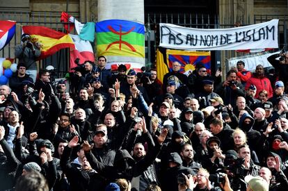 Los radicales se colocaron inicialmente en un lado de la gran alfombra de flores, velas, mensajes, juguetes que depositan los belgas y turistas desde el pasado martes en la Bolsa, gritando a los manifestantes que se encontraban con banderas y pancartas encima de la escalinata desde donde fueron abucheados.