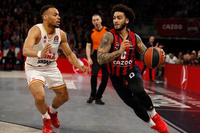 Euroliga: Markus Howard bota el balón ante la defensa de Élie Okobo