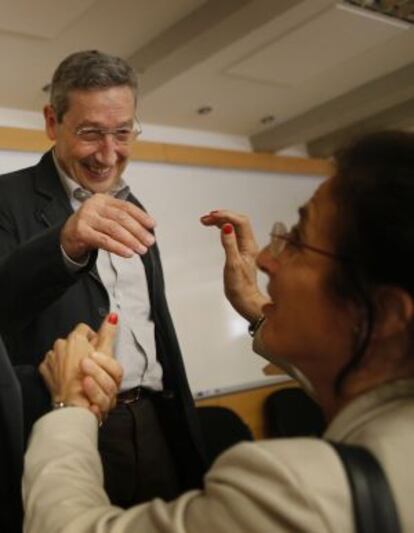 Pere Gabriel rep la felicitació d'una oient després de la seva lliçó.