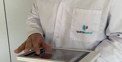 Un médico de Quirónsalud habla con un paciente de forma online. 