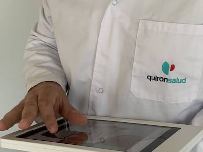 Un médico de Quirónsalud habla con un paciente de forma online. 