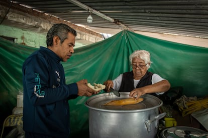 Entre las diversas peregrinaciones que salen de todos los estados, los peregrinos del Barrio de Santo Domingo, ubicado en el corazón de Puebla, recorren anualmente más de 130  kilómetros para llegar a la Basílica de Guadalupe. Los vecinos de este barrio han consolidado una familia alrededor de esta manda de fe que trasciende generaciones, pues José Roberto León 'El Meco', el más grande del barrio que ha caminado por El Paso de Cortés  por más de 40 años, acompaña a los más jóvenes que no llevan más de un año. Uno de los parajes más conocidos de las peregrinaciones es el Paso de Cortés, la brecha que existe entre los volcanes Popocatépetl e Iztaccíhuatl, más de 30 kilómetros de cerro, para cruzar de Puebla al Estado de México.