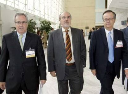 Pedro Solbes (c), junto al director general del Instituto de Empresa Familiar (IEF), Fernando Casado (i), y el presidente del IEF, Simón Pedro Barceló (d), momentos antes de asistir a la segunda jornada del Congreso Nacional de la Empresa Familiar.