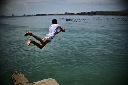 Un joven se lanza al agua en la playa de Pampatar, en la Isla de Margarita.