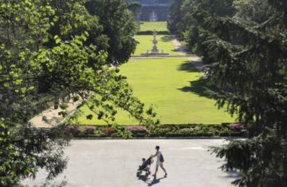 Una mujer con un carrito en los jardines del Campo del Moro.