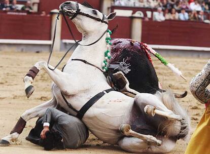 El toro derriba al rejoneador Álvaro Montes y a su caballo, ayer, en la corrida de Las Ventas.