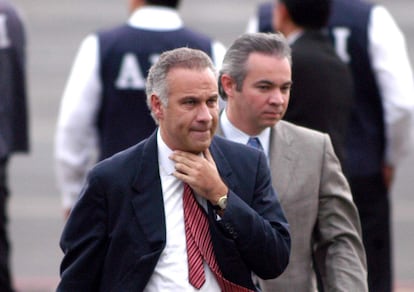 Juan Collado en Ciudad de México, en 2004, al llegar al hangar de la PGR.