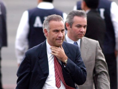 Juan Collado en Ciudad de México, en 2004, al llegar al hangar de la PGR.