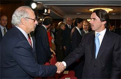 Aznar saluda a Boyer en la presentación de la fundación del PP en Madrid.