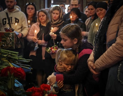 Ana y Sofía, las dos hijas del militar ucranio Ruslan Borovyk, se abrazan durrante el funeral de su padre en la catedral Mikhailovski Zlatoverkhi, en Kiev, este miércoles. El soldado murió en un ataque de Rusia a Ucrania.