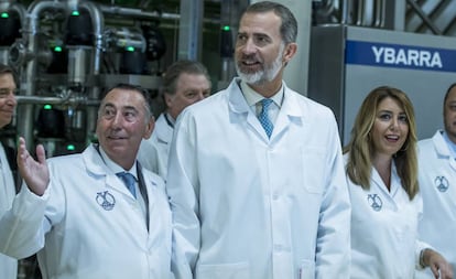 El rey Felipe VI, junto a Susana Díaz y Antonio Gallego en la visita a la fábrica de Ybarra. 