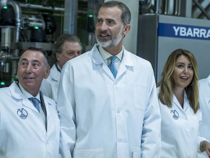 El rey Felipe VI, junto a Susana Díaz y Antonio Gallego en la visita a la fábrica de Ybarra. 