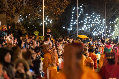 Niños esperando el paso de los Reyes Magos de Oriente en la cabalgata de Madrid.
