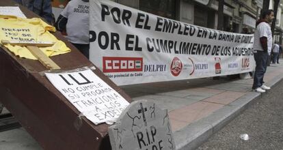 Extrabajadores de la extinta multinacional de componentes de motor Delphi, durante una protesta.