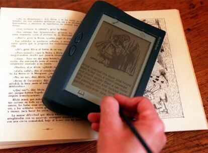 Un libro y un lector de libros electrónicos.